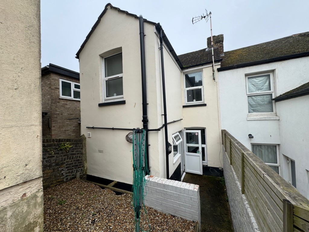 Lot: 7 - FREEHOLD RESIDENTIAL INVESTMENT - Rear elevation